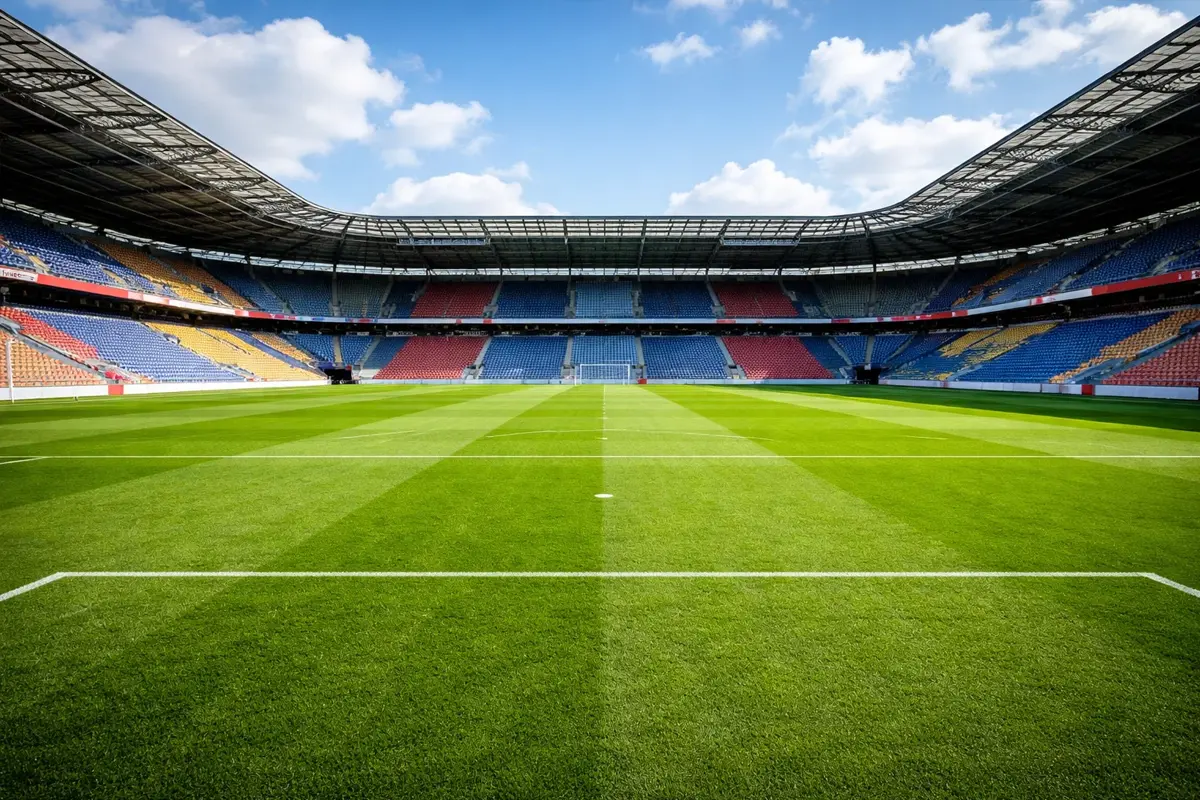 Voetbalstadion in Nederland met groen gras en lege tribunes overdag